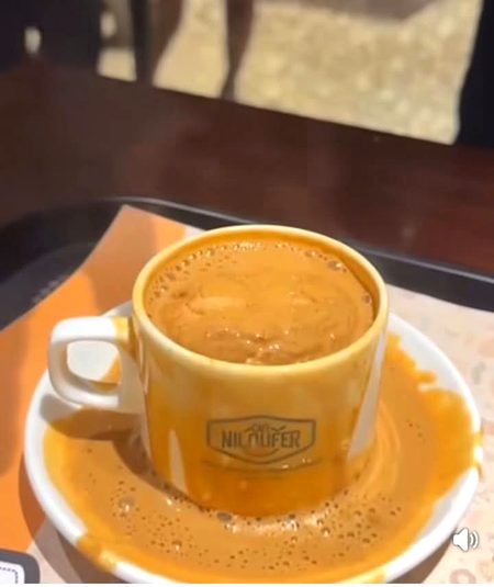 کیا خوبصورت نظارہ ہے 
کپ سے چاۓ کا چھلکنا
❤️☕