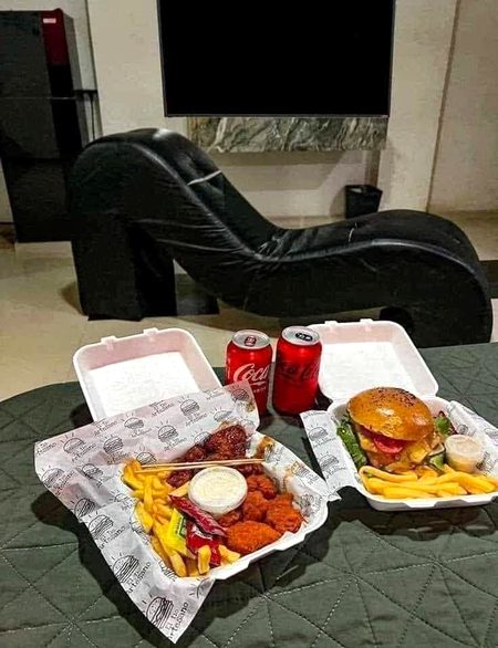 نہ خیال ہو لباس کا, وہ اتنا میرے قریب ہو
بدن کی گرم آنچ سے میری آرزو کو آگ دے
میرا جوش بهی بہک اٹهے, میرا حال بهی عجیب ہو
تیرے چاشنی وجود کا میں سارا رس نچوڑ لوں
پهر تو ہی میرا مرض ہو پهر تو ہی میرا طبیب ہو۔۔
lunch karwaon