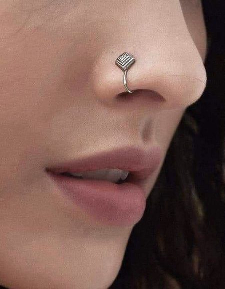 اس سنار کی قبر پر پھول نچھاور ہو 
جس نے صنف نازک پر نتھلی ایجاد کی