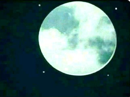 چاند نہیں ہے بھائی ۔۔۔ٹینکی دھو رہا ہوں 😷😷