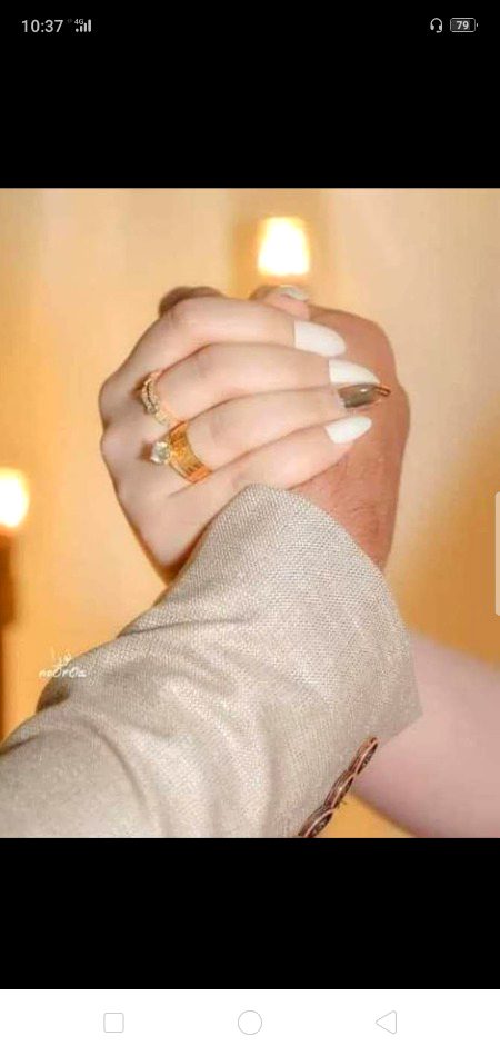 🔥 Mahii 💔
چل ہاتھ ملا
جو بیت گئ سو بیت گئ
 جو درد تھا سہنا سہہ ہی لیا
اب بھول کہ پچھلی باتوں کو
 میرا ساتھ نبھا
چل ہاتھ ملا🔥 Mahii 💔
اس درد کو لکھ کہ الوداع 
شبِ ہجر کو رخصت کرتے ہیں
اب چھوڑ پرانے خوابوں کو 
نۓ خواب دکھا
چل ہاتھ ملا🔥 Mahii 💔