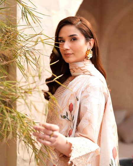 تُو ہے ،،، حریمِ جلوہ ہے ،،، ہنگامِ رنگ ہے.. 
جاناں بہت اداس ہوں ،،، اپنی کمی سے میں💔Unzii🥀