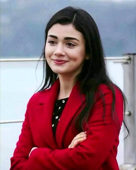 کسی کی رکتی ہوئی سانس نے چل پڑنا ہے
تمہیں تو صرف! ذرا ہنس کے بات کرنی ہے