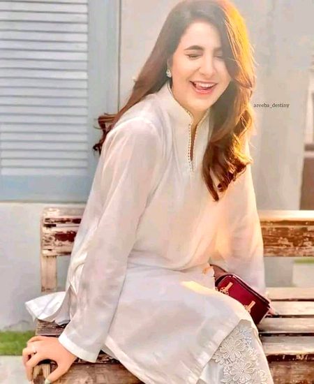 میں： ابو مجھے باجا لا دو ۔ابو ： بیٹی سب کو تنگ کرو گی نہیں ابو جب  سب سوجائیں گے میں تب بجاؤں گی