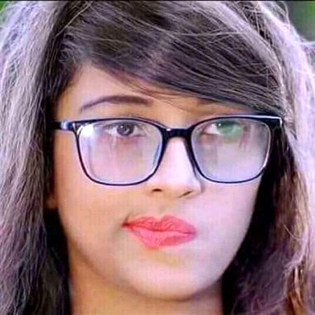 یہ جو میں ہوں__ ذرا ساباقی ہوں،
وہ جو تم تھے__وہ مر گئے مجھ میں،
میں وہ پل تھا__جو کھا گیا صدیاں،
سب زمانے گزر گئے__ مجھ میں،