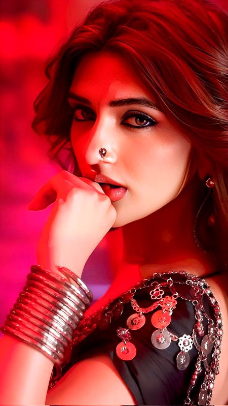 کچھ مری آنکھوں کا تصرف بھی ھے شامل
اتنـــا تو حســـیں تُو مرے گلفام نہـــیں ھـــے