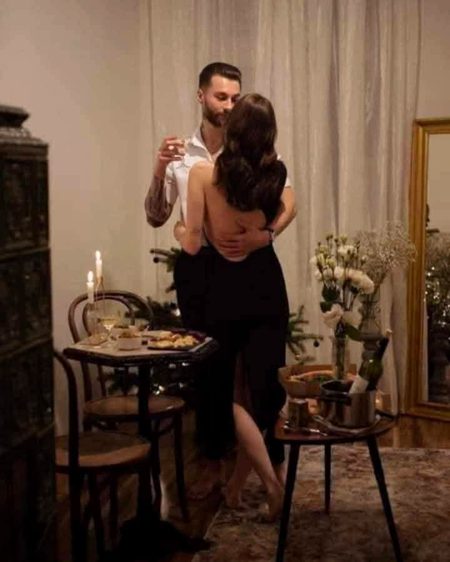 عہدِ جوانی آیا ہے شبابِ قاتل 
چاندنی اس کا بدن 
چاند ہے اس کا چہرہ
کھیتیاں دھان کی
 آنکھوں کے حسیں تال اس کے۔۔۔!!