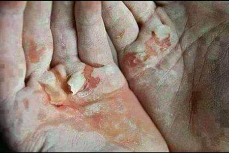 مخمل دے مصلے اتے سجدے نئیں کیتے
سڑکاں تے مزدوری کردیاں رل گیا واں
تو ہتھاں دے چھالے گن کے بخش دیویں
میں متھے تے محراب بنانا بھل گیا واں