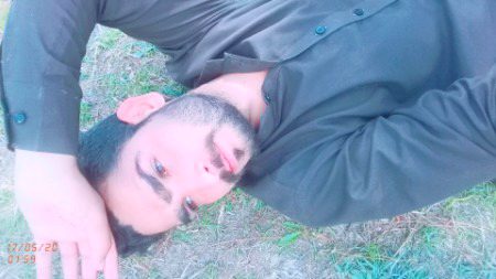 Usko fursat he nahin waqt nikalay Shams...
Aisay hotay hain bhala chahnay walay Shams... .j1