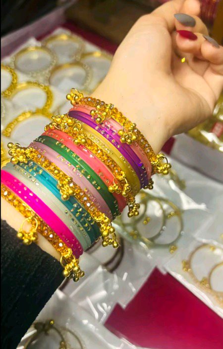 سنو اپنی کلائی کا سائز بتانا تمہارے لیے عید کی چوڑیاں خریدنی ہیں 
_ZaiN_