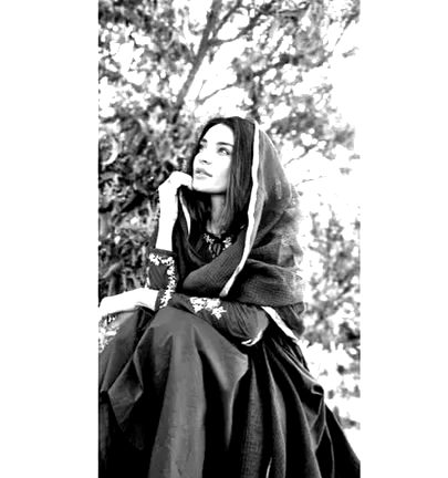 : اس نے رکھی ہی نہیں ہم سے بنا کر ورنہ اس کو وہ مقام دیتے کہ سارا زمانہ جلتا