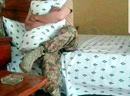 .مجھ کو کسی کا ساتھ نہیں چاہئیے مگر 
دِل کو بڑی ہی چاہ تھی کہ تم مجھے ملو !