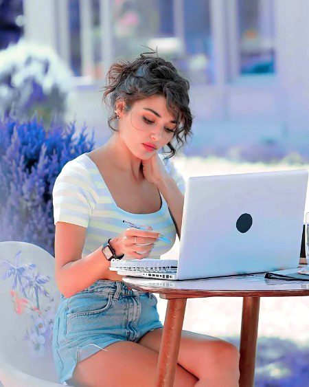 بھولنا تھا تو یہ
اقرار کیا ہی کیوں تھا؟
بھولنا تھا تو یہ
اقرار کیا ہی کیوں تھا؟
بے وفا تو نے مجھے
پیار کیا ہی کیوں تھا؟
صرف دو چار
سوالات کا موقع دے دے