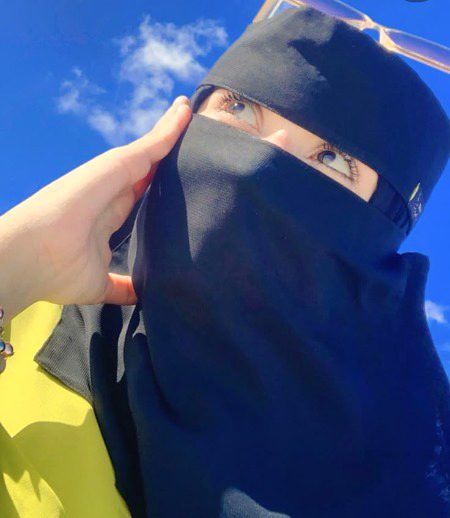 Munafikat Chehron Se Wakif hu
Main wo.Alag Baat hain Ehtram
Karna Meri Adat hai