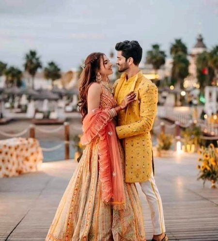 اگر تمہیں کسی سے محبت ہوجائے تو،
اظہار لازمی کرنا،❣️
اس سوچ سے بالا تر ہو کہ،
وہ تمہارے نصیب میں ہے کہ نہیں،!❣️
ایک بار کہہ دینا تا کہ اسے احساس رہے کہ،
اس دنیا میں کوئی وجود ایسا ہے،
جو اسے بے لوث محبت کرتا ہے،
وہ جو کوئی بھی ہو،❣️
اسے محبت کے اظہار سے محروم نا رکھنا،
کیونکہ جس محبت کا اظہار نا کیا جائے،❣️
وہ محبت کسی ویرانے میں سلگتی رہتی ہے ❣️