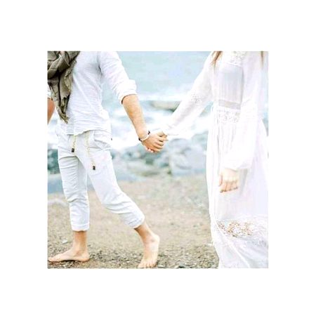 تیری دہلیز سے ہو کر ہوائیں جب گزرتی ہیں
یہاں کیا دھوپ کیا ساون ہوائیں بی برستی ہیں ۔
Jugnu 🥀