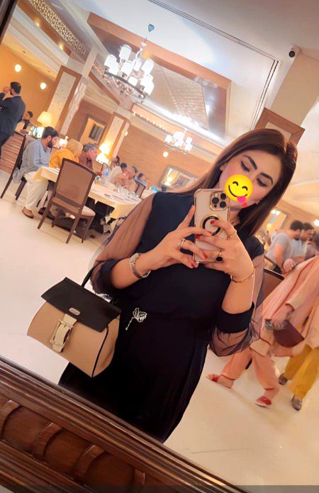 M kesi lag rahi hn Madoo😍 Meri Jan..