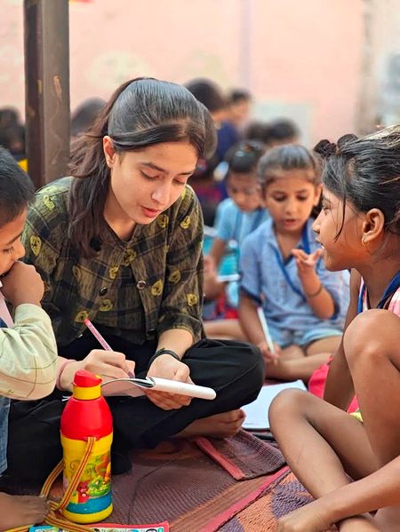 سُنا ہے اُس کو سخن کے اصول آتے ہیں۔۔۔
کرے کلام تو باتوں سے پھول آتے ہیں۔۔۔۔۔
سُنا ہے اُس کے پڑھانے میں ہے مٹھاس ایسی
کہ بخار ہو بھی تو بچے سکول آتے ہیں۔۔۔