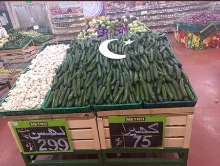 کہتے ہیں کہ پاکستان میں اقلیتوں کی کوئی قدر و قیمت نہیں ۔۔۔
دیکھ لیجئے اقلیت 299روپے کلو ۔۔
اور اکثریت 75 روپے کلو ۔۔۔