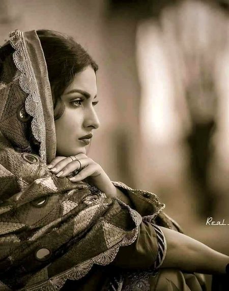 !! تجھے دیکھنے والے🥀
رشک کرتے ھوں گے میری قِسمت پر.
لیکن وہ یہ نہیں جانتے اے مِثلِ مَاہتاب 
سب کچھ دیا ھے خدا نے تجھے دل نہیں دیا🔥 Mahii 💔