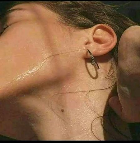 رہنے دو آج تم شراب کو ۔
مجھے یار کے پسینے کو 
پینے دو ۔۔😊