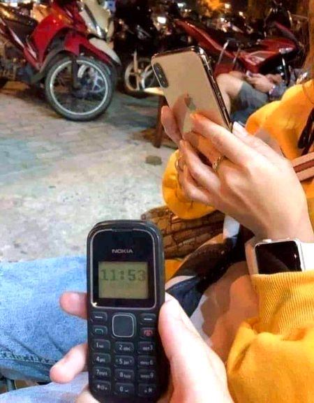 - meri auqat kahan tujhse humqalam hona -tere lehje se hi ameeri ki mahek ati hai.. 🌹