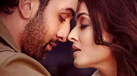 Maana ki teri maujoodgi se
	Ye zindagani mehroom hai
	Jeene ka koi dooja tareeka
	Na mere dil ko maaloom hai
	Tujhko main kitni
	Shiddat se chaahun
	Chaahe toh rehna tu be-khabar
	Mohtaaj manzil ka toh nahi hai
	Ye ek tarfa mera safar, safar
	Khoobsurat hai manzil se bhi
	Meri har kami ko hai tu laazmi
	Adhura hoke bhi
	Hai ishq mera kaamil
	Tere bina guzara
	Ae dil hai mushkil