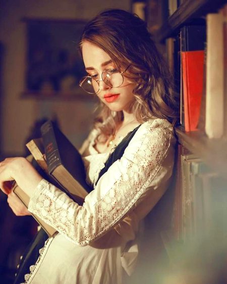 ہیں کتابوں کی طرح ہم
الفاظ سے بھرپور مگر خاموش