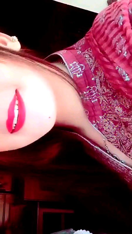 میں مسکراتی ہوئی آئینے میں ابھرونگی وہ تھم جائیگا اچانک بال بناتے ہوئے 🔥🙊