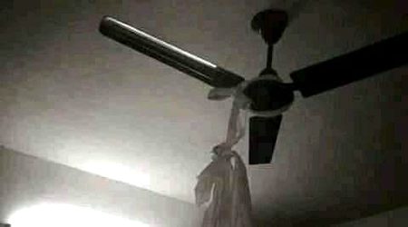 میرے باپ نے بھانپ لی تھی خاموشی میری 
اس نے اختیاطً کمرے سے پنکھا اتر وادیا