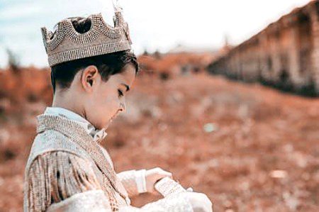 ہاں وہ لڑکا محبت کے قابل ہے
 وہ جو خود سے جُڑی عورت کو اپنے گھر میں موجود عورتوں کے جتنی عزت دے۔!"
نایاب ہوتے ہیں ایسے مرد جو غُصے میں بھی اپنی عورت سے بات کرنے کی تمیز نہیں بھولتے، اور اپنے سے جُڑی عورت کی بات باہر کسی سے نہیں کرتے ہنستے نہیں اُن پہ
دوستوں کےدرمیان قہقہے نہیں لگاتےاُن پر۔!!!
ہاں اچھی تربیت ہوتی ہے اُنکی جو دُنیا کے لئے بدتمیز زبان دراز ہی سہی مگر کِسی لڑکی کو اپنے سے زیادہ عزت دے اُسے غلط سے روکے ،❤️
ہاں تم اُن جیسے نہیں ہو جو عورتوں کی عزت نہیں کرنا جانتے ، محبت نہ ملنے پر اُنکی تصویر اپلوڈ نہیں کرتے ، اُن پہ طنز نہیں کرتے،مذاق نہیں بناتے، اُنکے لیے بُرا نہیں لکھتے ، ہاں اسی لیے تم میرے لیے دُنیا کے بہترین مردوں میں سے ہو ❤️