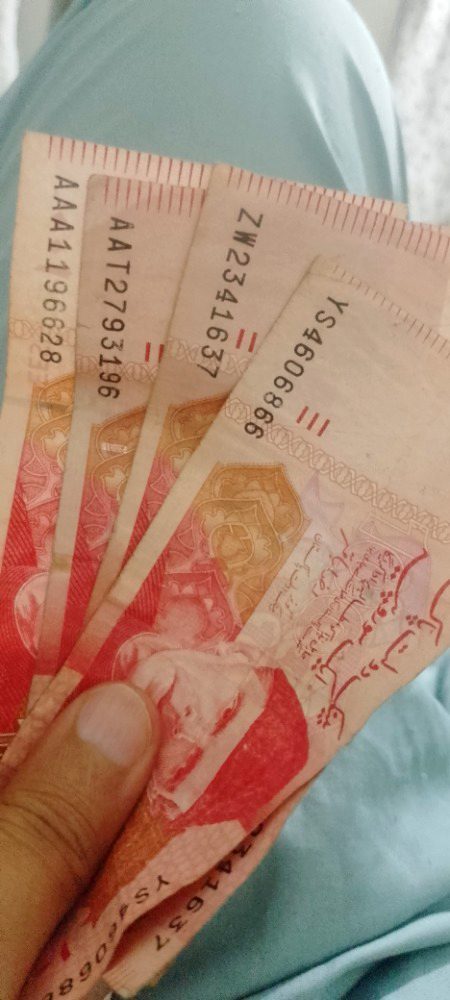 یہ دیکھو میرے پاس چار سو روپے ہیں اور ان چار سو روپے میں تو بہت سارے انڈے آجائے گے۔
پھر جلدی سے بتاؤ کیا خیال ہے؟؟