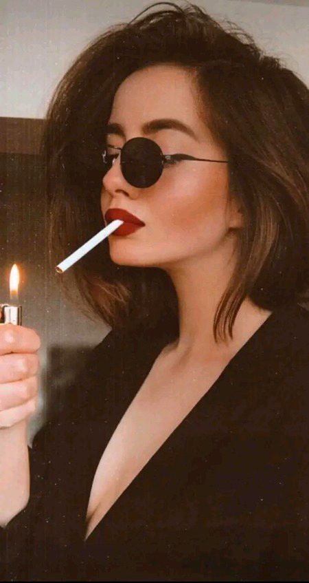 حالات سے تنگ آکر سگریٹ پینا شروع کرنے لگی ھوں
مشورہ دو کونسا پیوں🙂💔