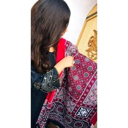 سڄي دنيا جو لباس هڪ پاسي____"😊
اجرڪ جي سونھن هڪ پاسي___"*💞
#_Sìñdhì Çhókrí