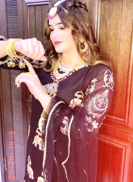 ایک تو میں #MàSoom 😍
اور اوپر سے #Cute❤❤
😎😋😃
اور اوپر سے اس ddکی #رونق😲
ہائے میں #صدقے اپنے تے😘😘😘