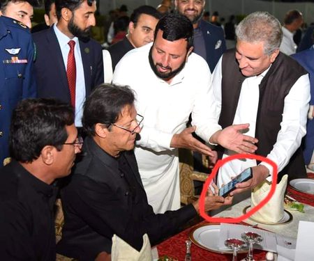 شاہ محمود قریشی عمران خان کو میری فیس بک پوسٹیں دیکھاتے ھوے 😀