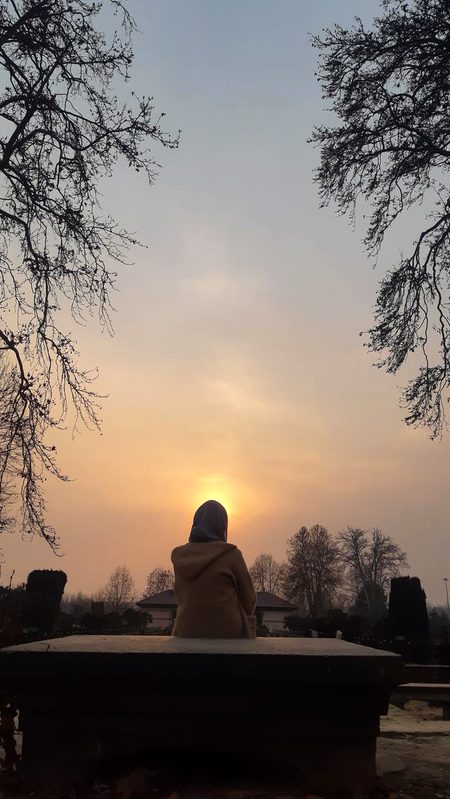 لوگ آپ کے بارے میں کیسا محسوس کرتے ہیں آپ اسے تبدیل نہیں کر سکتے ، اس لیے کوشش نہ کریں۔ 
بس اپنی زندگی جئیں اور خوش رہیں۔ !!