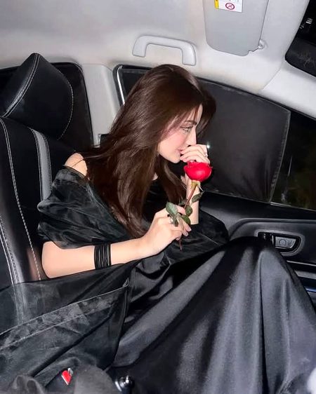 لبِ طرار بھی بَن گئے "کھنڈر کا سَکوت..
کیسے کیسے شریر لوگ مُحبت کھا گئی💔Unzii🥀