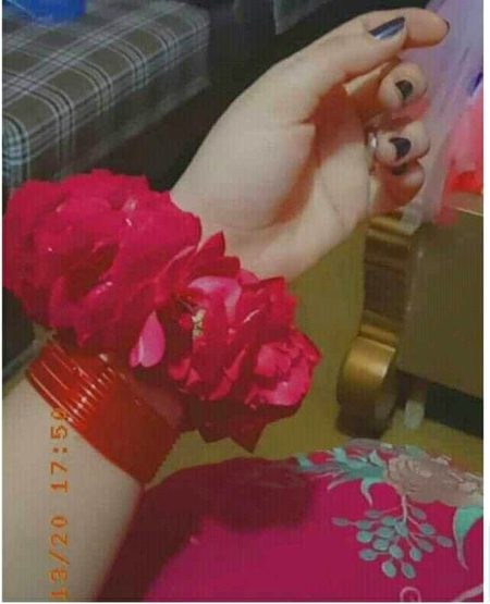 ایک میں ہوں جو گجرے کے لیئے پاگل ہوں 😍🌹
ورنہ ہر لڑکی کو سونے کا کڑا بھاتا ہے💎
ویسے کچھ خاص لگاوٹ نہیں مجھے پھولوں سے 💐
مگر میرے بالوں میں لگا پھول تجھے بھاتا ہے❤☺