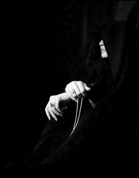 تجھے اب بھی میرے خلوص کا یقین نہ ائے تو میں کیا کروں..
تیری زلفوں کو سنوار کر تجھے ائینہ بھی دکھا دیا .
میری شاعری میں تیرے سوا کوئی ماجرہ ہے نہ مدعا.
جو تیری نظر کا فسانہ تھا وہ میری غزل نے سنا دیا💔Unzii🥀