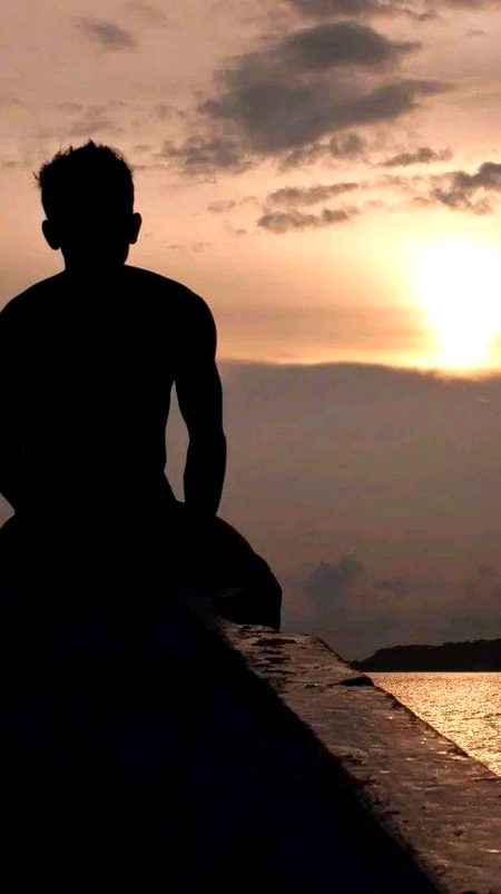 *اب تــو عـادت ہـوگــئـی ہــے یــوں تـنـہـا رہـنـے کـی🖤🥀🥺*