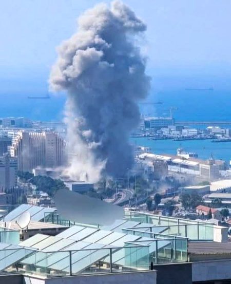 سولر پینلز کو طوفان سے بچانے کے لیئے چھت کے چاروں جانب شیشے کی دیوار بنائیں، اس طرح ہوا پینلز کو اڑا نہیں سکے گی اور دھوپ آنی بھی بند نہیں ہوگی۔
نوٹ: میزائل سے بچنے کے لیئے اپنا انتظام خود کریں۔