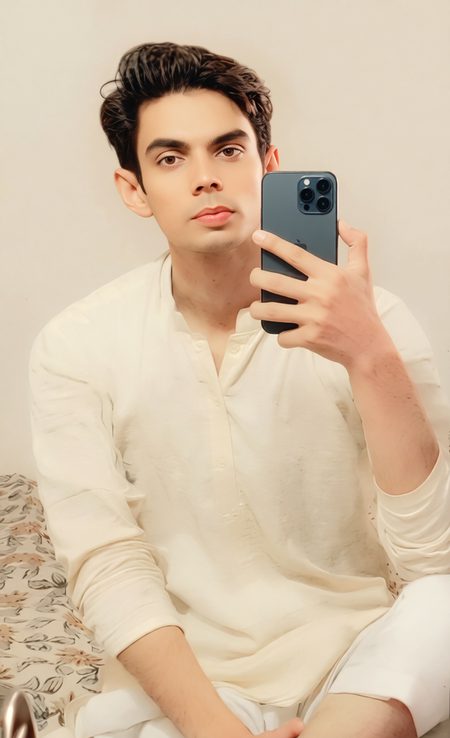 سلسلہ عشق ہے صاحب 
ہم مرید ہیں اپنے یار کے ❤️