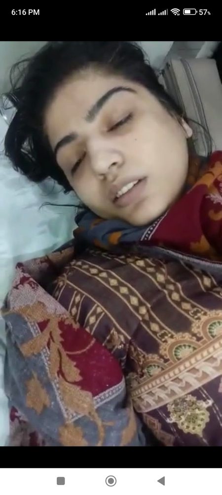 گوجرانوالہ تھانہ ماڈل ٹاؤن کے علاقہ المعراج بیکرز کے مالک حاجی افضل شیخ کی بہو اور اس کے بیٹے عمیر افضل نے اپنی بیوی کو زہر دے قتل کر دیا 
گوجرانوالہ بہو کو میکے سے سسر اور خاوند نے بہانے سے منا گھر لے جاتے ہوئے راستے میں زہریلہ جوس پلا قتل کر دیا 
گوجرانوالہ زہریلہ جوس پینے سے مقتولہ کرن کی حالت  نازک ہو گئ نازک حالت میں کرن کو ڈی ایچ کیو ہسپتال گوجرانوالہ منتقل کر دیا گیا
گوجرانوالہ مقتولہ ڈی ایچ کیو ہسپتال میں جانبر نہ ہو سکی اور جان کی بازی ہار گئی
گوجرانوالہ تھانہ ماڈل ٹاؤن پولیس نے مقتولہ کے پوسٹ مارٹم کے بعد تفتیش کا آغاز کر دیا