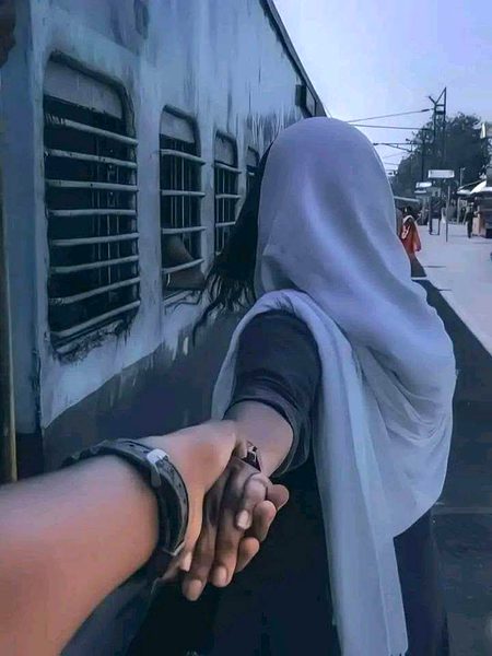 بچھڑے تو اُس کی آنکھ مکمّل خاموش تھی.
برسوں جِسے جدائی کا دھڑکا لگا رہا.
وحشت برس پڑی، کبھی یادیں برس پڑیں.
آنکھوں میں ساری رات تماشا لگا رہا💔Unzii🥀