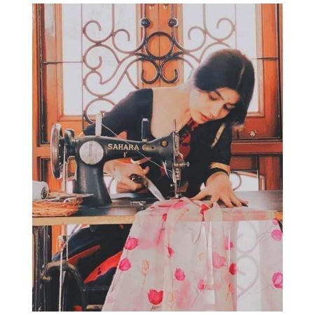 وہ دل کے ٹانکے ادھیڑنے والی_____🎀
سنا ہے گاؤں میں درزن کا کام کرتی ہے۔🔥
#__🥀🎀