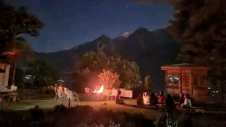 " جِنہیں نیند نہیں آتی اُنہیں ہی معلوم ہے ، صبح ہونے میں کِتنے زمانے لگتے ہیں "