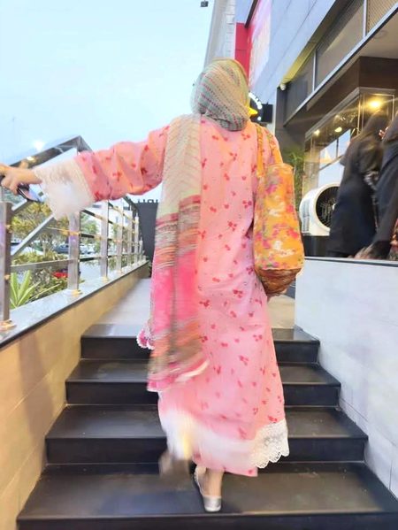 آپ کی زندگی میں رنگ بھرنے کوئی نہیں آۓ گا ، یہ کام آپ کو خود کرنا ہے ۔🌷🦢💌🪽🦩