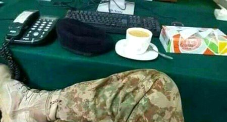 Ishq wale hi piya krte hen Mashrob💞
Is pe guzrte hen ye din rat zindagi k💞
real poet SRK🔥