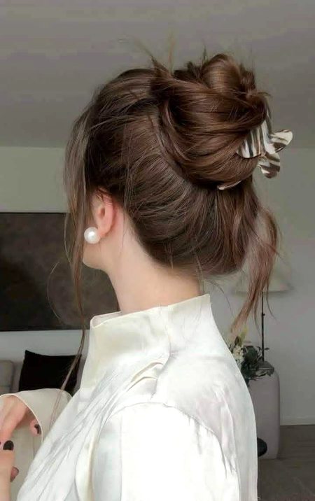 اجازت ہو تو میں تصدیق کر لوں تیری زلفوں سے
سنا ہے زندگی اک خوبصورت دام ہے ساقی